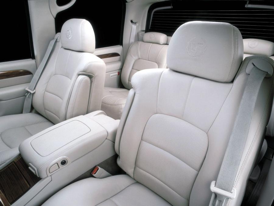  Cadillac Escalade EXT 2002 года  (фото 25 из 39)